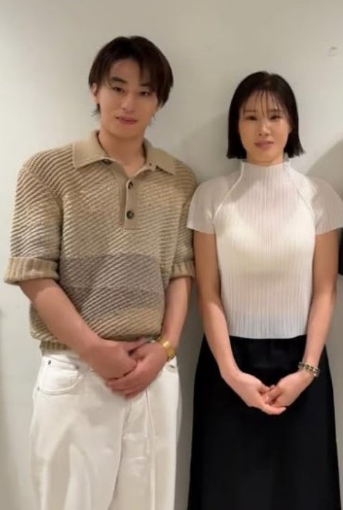 aaeify's tweet photo. WAIT… KOO KYO-HWAN HAS BEEN MARRIED FOR FOUR YEARS?! 

Koo Kyo-hwan and film director Lee Ok-seop have reportedly been legally married since 2022, and the news was only revealed now. 

The two have been together since 2013 and publicly confirmed their relationship in 2020. They registered their marriage in 2022 but never held a wedding ceremony. 

So they really went from creative partners to lovers to HUSBAND AND WIFE. 

#KooKyoHwan #LeeOkSeop