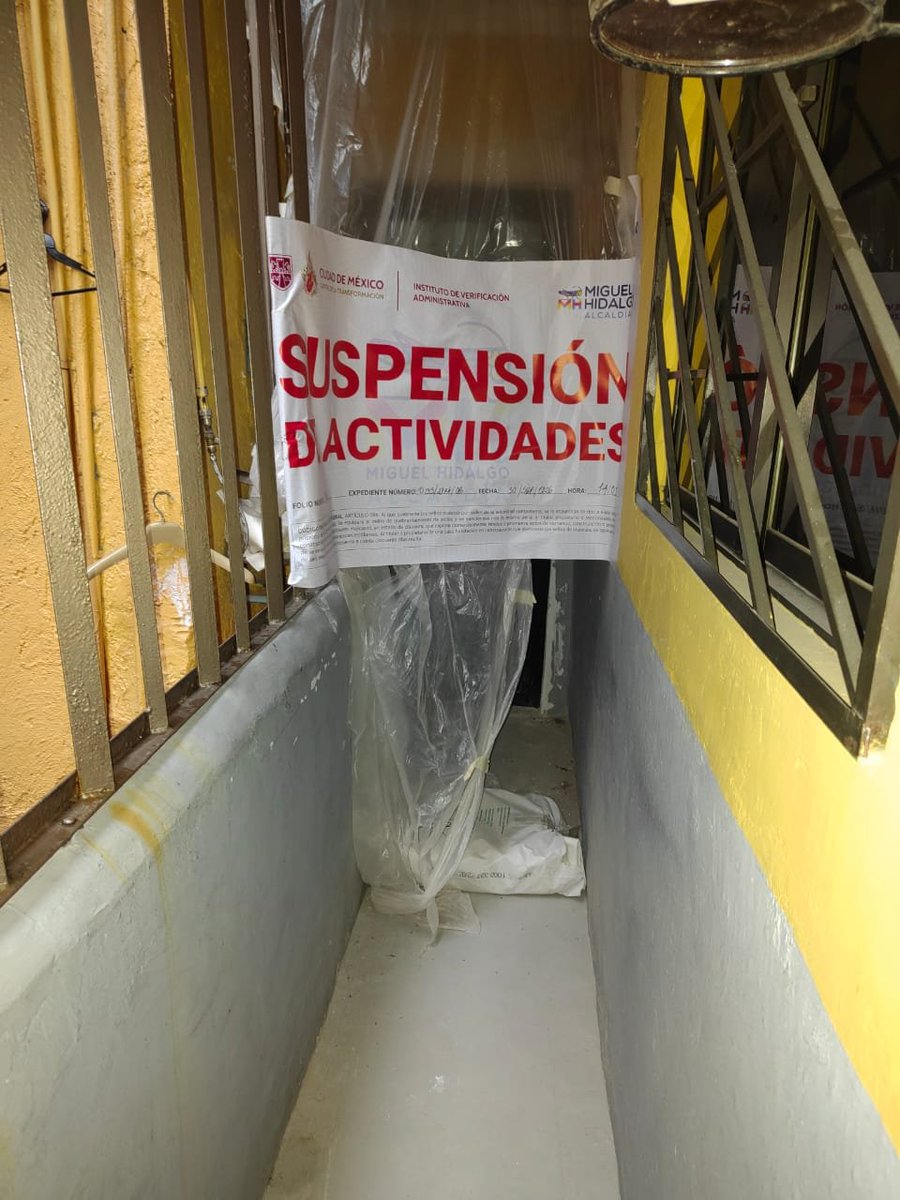 marisel_ramis's tweet photo. @inveacdmx @MHDEProtCivil @MHGOByJ gracias por el seguimiento. Hoy pusieron sellos, y qué creen? 
La señora sigue trabajando en este momento. Tendrían que poner un tapial, no?  por qué permiten que estas personas se salgan con la suya?
@mauriciotabe  @cesar_m_garrido @PAOTmx https://t.co/JUkYjgzeWW