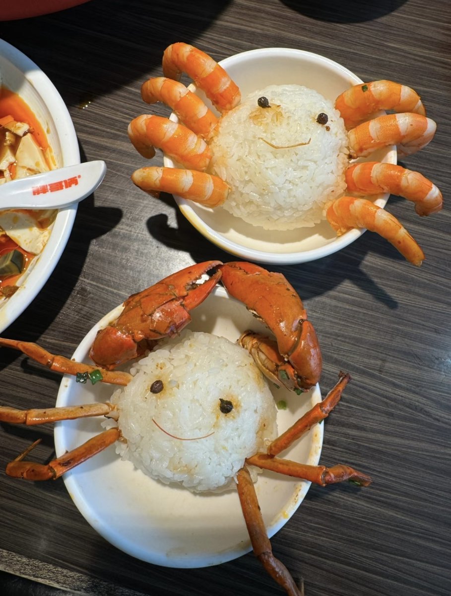 baesang68664's tweet photo. When a tiny shrimp's claw clinks against a crab's big shell—their playful seafood duel is quite a moxiaodou show of nimble moves! https://t.co/1VVZOfzPVO