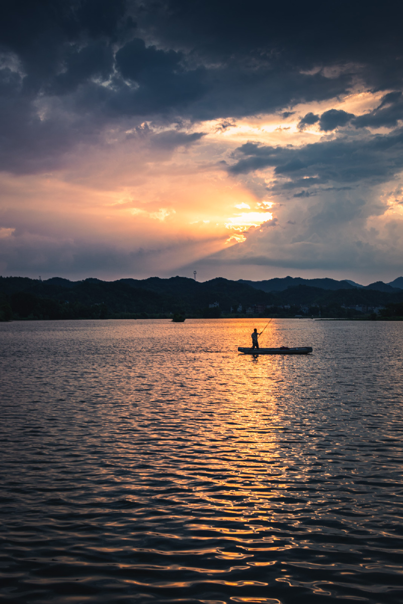 ssibal508's tweet photo. By the lake, sunset’s glow reflects on oars as someone lifts their shirt, capturing a quiet, candid moment. https://t.co/7uc4eRA9Kb