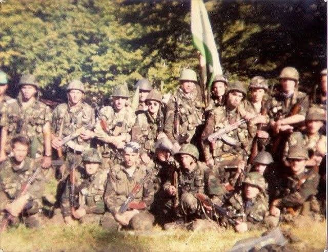 BosniakArchive's tweet photo. 2nd Corps troops with the Bosniak ethnic flag, circa 1995. https://t.co/zsCdLNPPAE