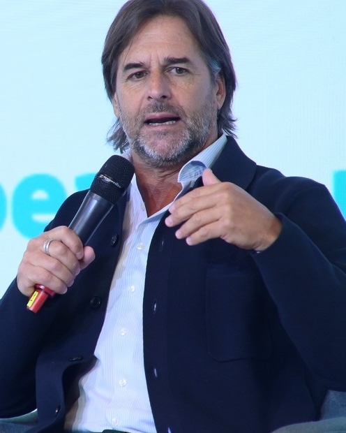 clarincom's tweet photo. ¿MENSAJE A MILEI? LACALLE POU DIJO QUE UN PRESIDENTE DEBE “SER UN FACTOR DE COHESIÓN Y NO ALIMENTAR ANTAGONISMOS”

El expresidente uruguayo sostuvo en la jornada inaugural de Idea que un mandatario debe gobernar para toda la sociedad y actuar como un factor de cohesión, sin alimentar antagonismos. Planteó que “el verdadero desafío de un dirigente consiste en mantenerse firme con las ideas y suave con las personas, evitando caer en la descalificación personal”.

Advirtió que los agravios pueden aliviar momentáneamente la presión sobre un gobernante, pero trasladan el conflicto a la sociedad y fracturan la convivencia democrática.

También cuestionó las intromisiones del Ejecutivo en la Justicia y el Congreso y defendió los acuerdos por escrito entre las fuerzas de una coalición de gobierno.

(+) en Clarín: https://t.co/zXMwtdyXBj