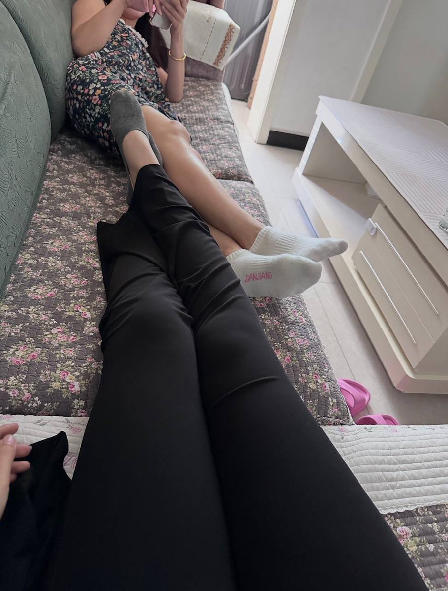 Sister8800's tweet photo. 第一次交换成功后和妹妹开了总结会议，一起分析了老公们到底有没有发现自己的妻子已经被交换了。
答案是没有。
问了妹妹一个诛心的问题，你觉得和姐夫做爱舒服吗？
妹妹白了我一眼，反过来问妹夫让你爽了吗？
双胞胎姐妹就是这样，彼此都知道对方心思，不能试探的。 https://t.co/rCJ4rChBjc