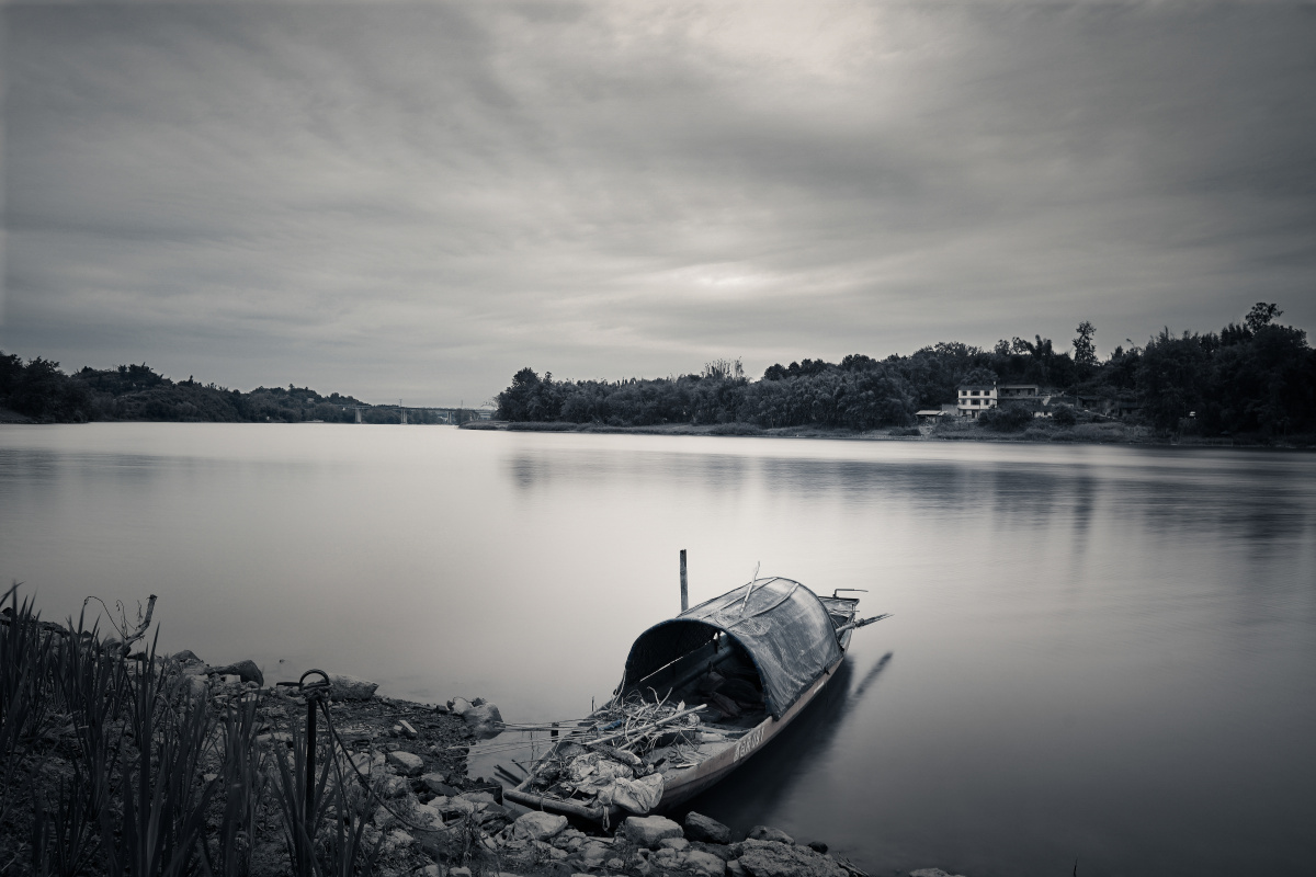noxoxr8370's tweet photo. "On this quiet journey, an old gun rests alone by the riverside in Danzhou, carrying stories of the past seasons." https://t.co/iH74nzORpv