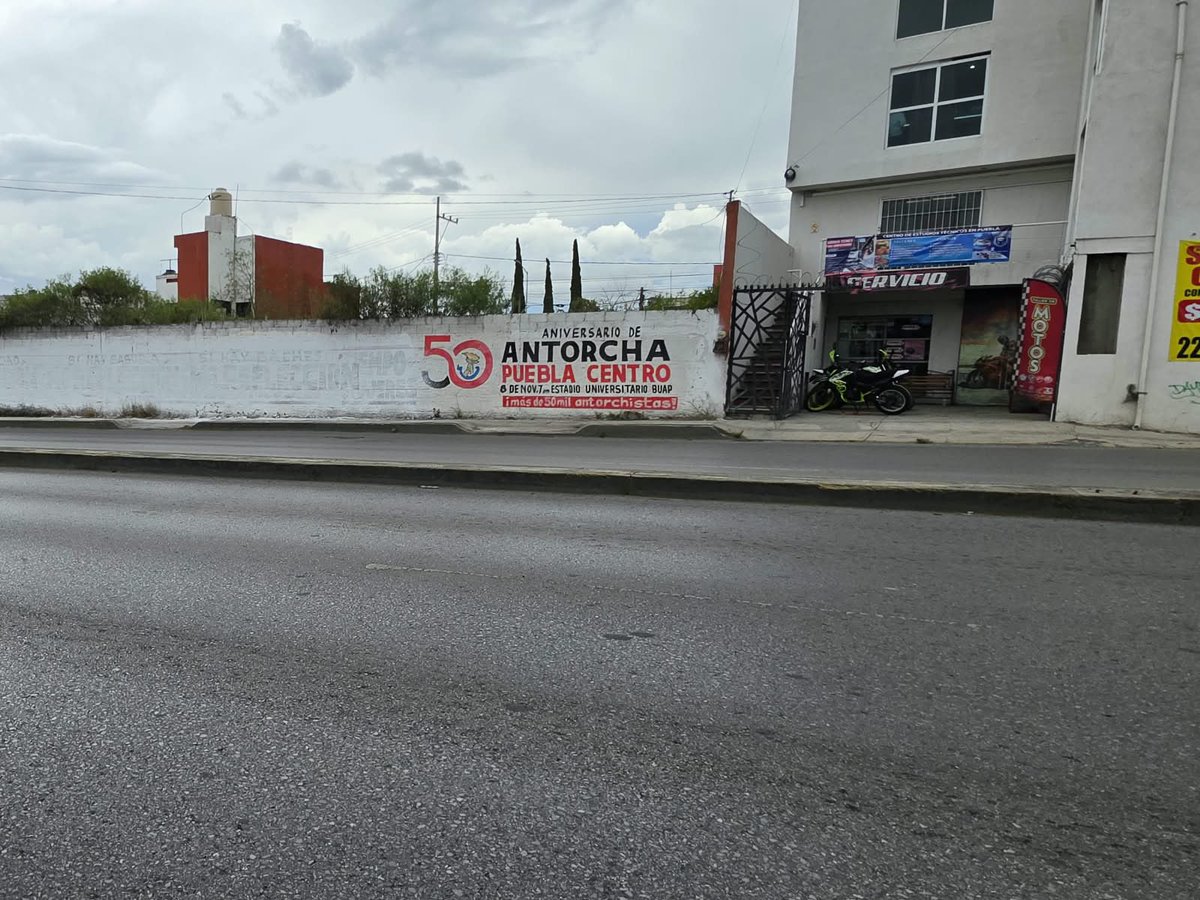 riva_leo's tweet photo. #Entérate #Atodaacción corresponde #unareacción. Alguna mano ya comenzó a pintar las #bardas que aparecieron hoy diciendo que si no hay seguridad, no habrá #reelección. @PrimeraPPuebla @Primera_PlanaP https://t.co/rzYV8TZJE5