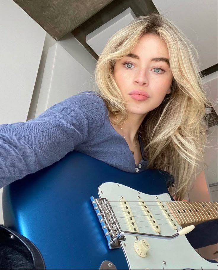 SUGARS0AD's tweet photo. ᅠSinto saudades dessa guitarra, uma pena que quebrei durante um show. 💔 https://t.co/By1Yu9wK10