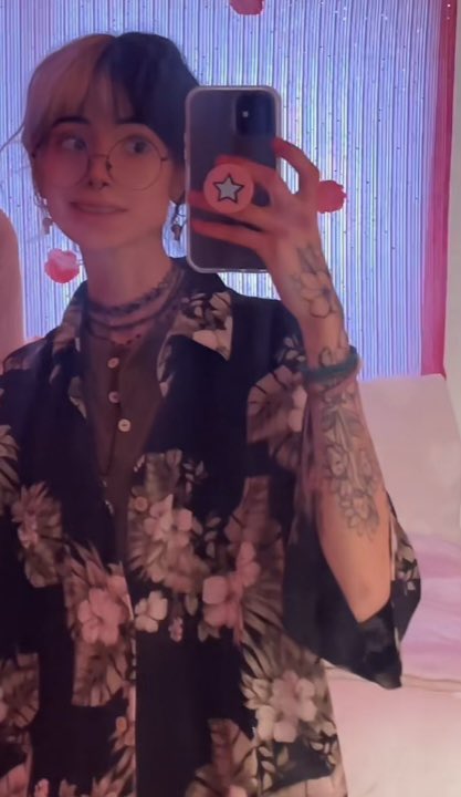 LovingLilyRenee's tweet photo. Nerdy but still cute! (1/1) https://t.co/inAOYWSGEa