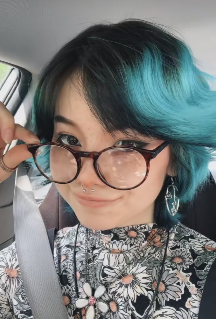 LovingLilyRenee's tweet photo. Nerdy but still cute! (1/1) https://t.co/inAOYWSGEa