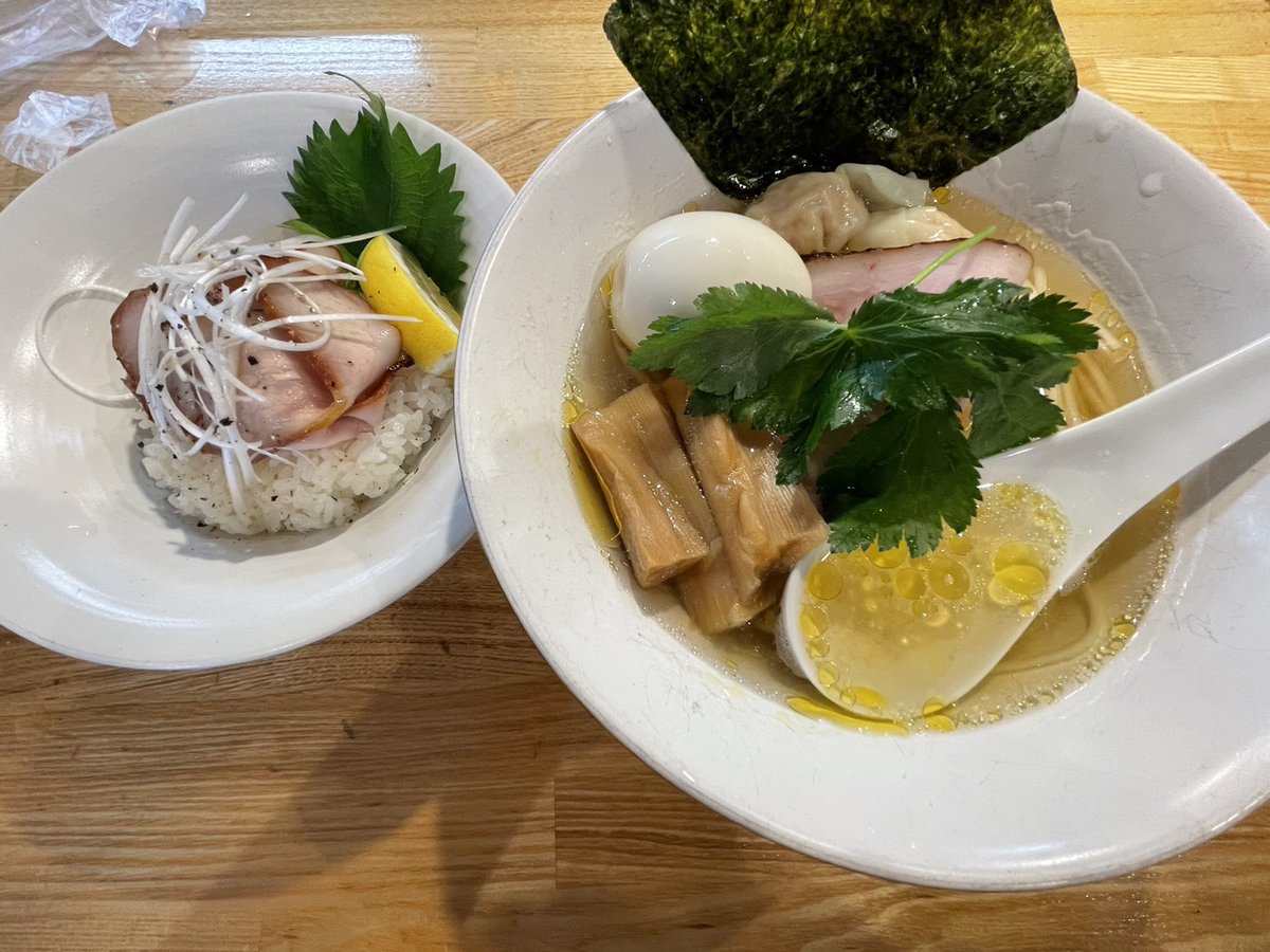nishimo_maruhan's tweet photo. 🍴🍴明日の献立🍴🍴

ようやく行きました
自家製麺くろ松様🌲

とうとう出ました...
群馬最上の美味しさ✨
醤油の黒か白か迷いましたが
白醤油を選択☝️
鶏と魚の旨みのコラボが
笑けてくるくらい美味しかったです。

あとはスタッフさん達の対応の
素晴らしさも驚きました。

ベビーカーのお客様がいらっしゃり
カウンター席しかない中
ご両親を交互にラーメンを提供する
機転や、気を遣わせないような
声かけなど、お客様想いの対応に
感動しました✨

●4円パチンコ太田市
　9月もナンバーワン👆

パチンコオススメ👇
✅牙狼(インター伊勢崎合同)
✅沖縄
✅リコリコ
✅東京喰種(群馬合同)
✅でかへそ東京喰種(群馬合同)
✅ユニコーン2(オリモコレクション)

スロットオススメ👇
✅東京喰種
✅沖ドキ
✅SAO2
✅マギレコ
✅モンハン
✅バジリスク天膳

💝💝　💝💝　💝💝　💝💝
NYAN NYAN NYAN-にゃんにゃんにゃん
セレクト賞品入荷🎁
💝💝　💝💝　💝💝　💝💝