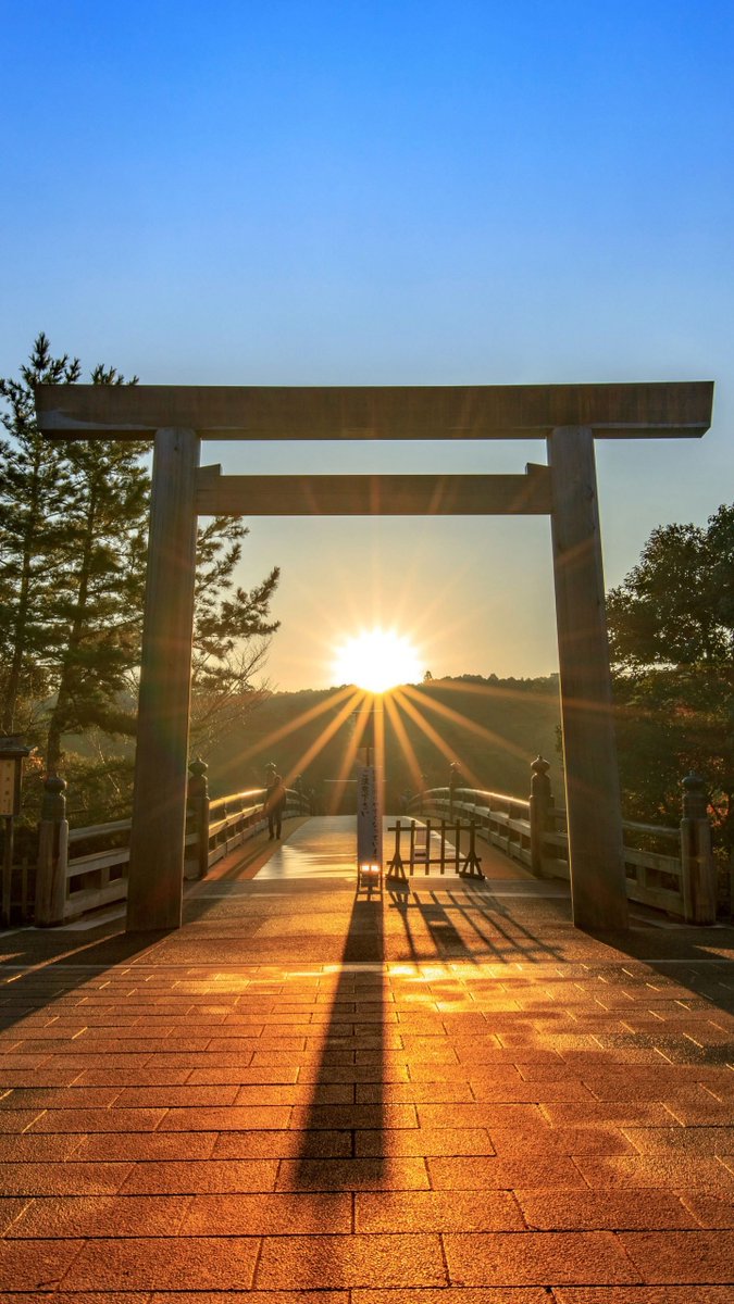 fugaemon's tweet photo. 本日（10/1）は大開運日なので
伊勢神宮の待ち受けはいかが？

開運待ち受けとして
テレビでもよく紹介されます

無料配布しますので、タップしてどうぞ

※待ち受けの用途でご利用ください https://t.co/qm0JD960ku