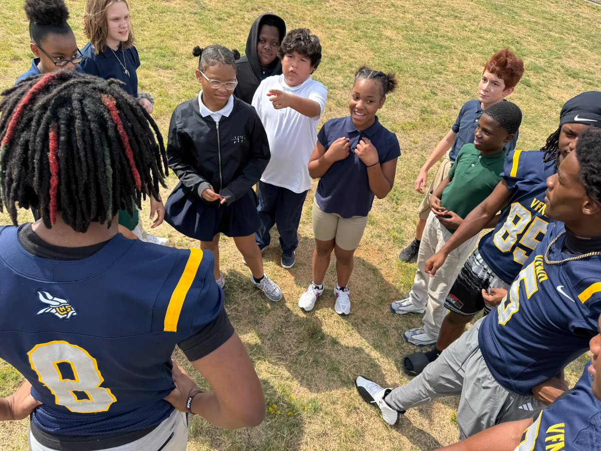 coach_najarro's tweet photo. 🏈💙💛 VIKINGS IN THE COMMUNITY!

Our Varsity Vikings had a great time visiting local elementary schools today and connecting with the future of the NORTHSIDE! ⚔️

Thank you for welcoming us! More school visits coming soon! 👀

#VFND | #NORTHSIDE | #WinTheDay https://t.co/cZAXNWzSH0