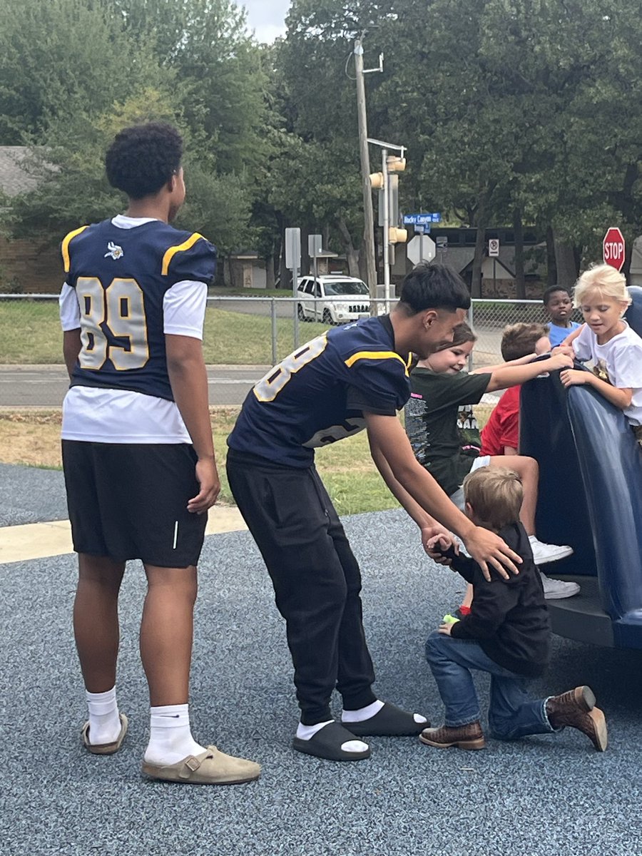 coach_najarro's tweet photo. 🏈💙💛 VIKINGS IN THE COMMUNITY!

Our Varsity Vikings had a great time visiting local elementary schools today and connecting with the future of the NORTHSIDE! ⚔️

Thank you for welcoming us! More school visits coming soon! 👀

#VFND | #NORTHSIDE | #WinTheDay https://t.co/cZAXNWzSH0