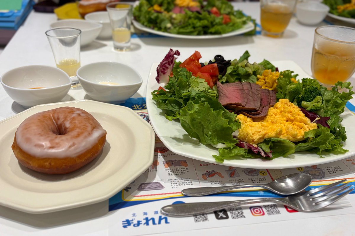 oryouri_38's tweet photo. 1dayレッスンでグレーズドーナツとサラダボウルを。
グレーズたっぷりのふわふわドーナツと彩り鮮やかなローストビーフサラダで大満足なメニュー🥗
料理系のレッスンはグループの人たちとわいわい作業できて楽しいな〜
#ABCクッキング https://t.co/MWdtqh1eFR