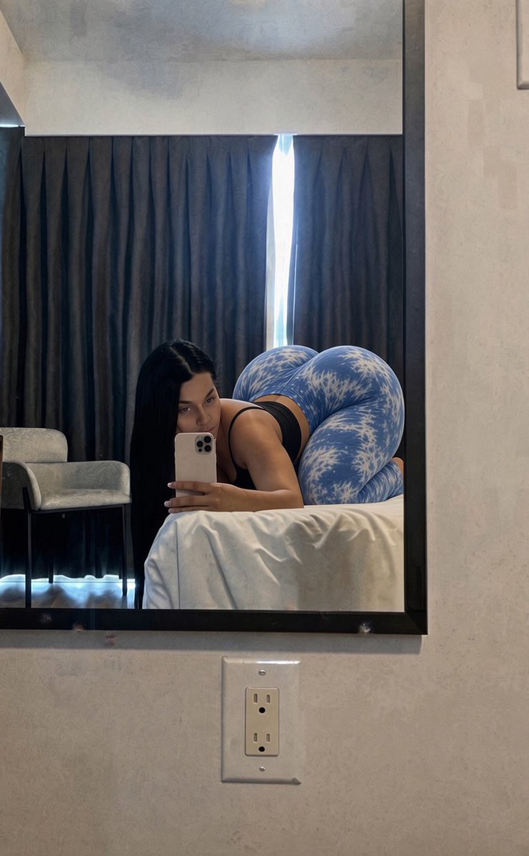Jaylabee25's tweet photo. What you doin if you walk in on me like this? https://t.co/fVzTOEOMxS