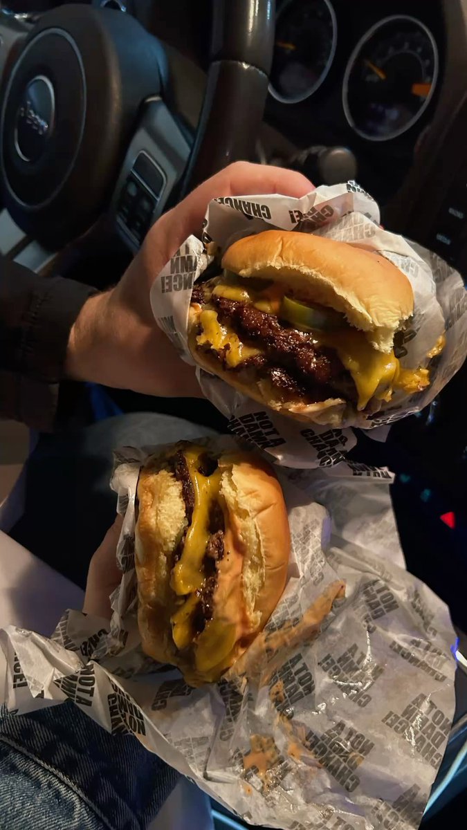 Valuluxhs's tweet photo. Hamburgesa de carretera >>> https://t.co/QvKCS6redm