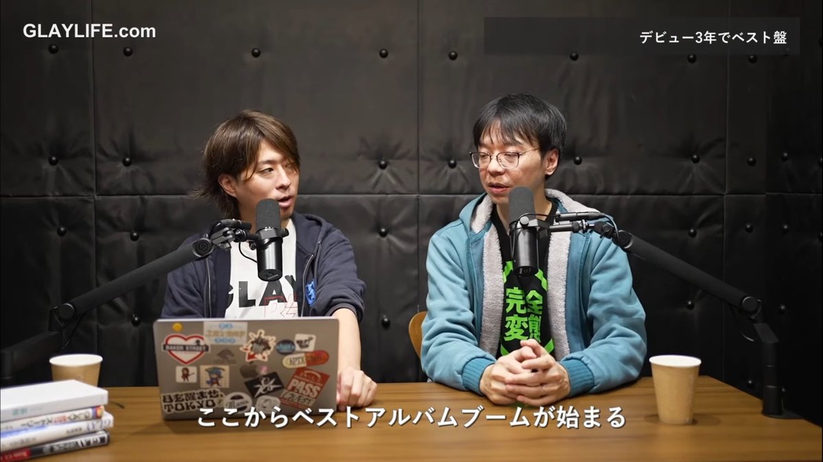 GLAYLIFE_com's tweet photo. #GLAY今日は何の日
29年前の今日、1stベスト『REVIEW』発売。
初週売上200万枚は当時のオリコン史上初！

最終的に487.6万枚で、いまも
日本アルバム売上歴代3位。
しかもGLAYのベストアルバム作戦は、
業界では異例のイノベーションだった。

詳しくはこちらの動画で！
https://t.co/bx2osGBZ4I https://t.co/qGzd9jdouV