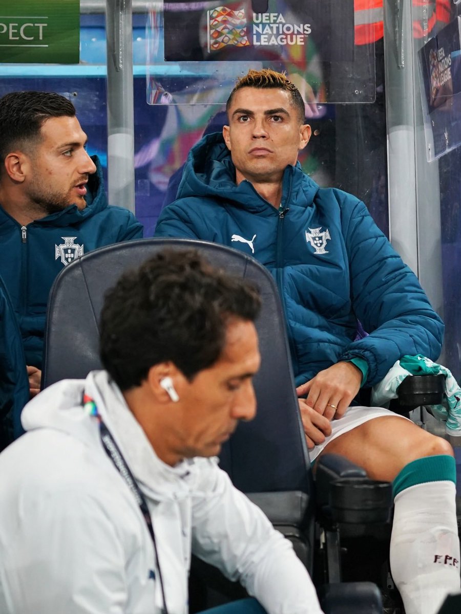 AlNassrTribune's tweet photo. 🇪🇸🗣️ Edu Aguirre:

"Everyone has a limit to their tolerance when it comes to feeling disrespected; that's a fact.

Honestly, I would have left earlier; I would have withdrawn immediately. Why?To ask me to warm up for 30 minutes... just warm up for 30 minutes... that's just too harsh.

There's a huge difference between agreeing that you 'won't start the match' and being told, 'Go on, warm up for 30 minutes.'

That's awful, absolutely awful.

The match ends and you're still standing there, looking like a fool.

It's provocative.

It's like what Jorge Jesus—a shrewd fellow—does when he goes to the press conference and boasts, 'I'm the boss here.'

He swore, 'I'm the one who makes the decisions.'

Prestige is important, yes, but the idea that 'all players are equal'? Sorry, but no.

It's not like that.

And whether you like it or not... you know Cristiano gets furious in situations like this.

José, not all players are the same. When the Portuguese national team is eliminated from the World Cup or the European Championship, the criticism doesn't fall on Jorge Jesus, Roberto Martinez, João Félix, or Bernardo Silva, but rather on Cristiano Ronaldo.

Because every Portuguese newspaper and television channel talks about Cristiano, whether positively or negatively.

Therefore, you must take care of your star, and preserve your legend.

You must appreciate a man who puts his heart and soul into football, and into serving his country and the Portuguese people."