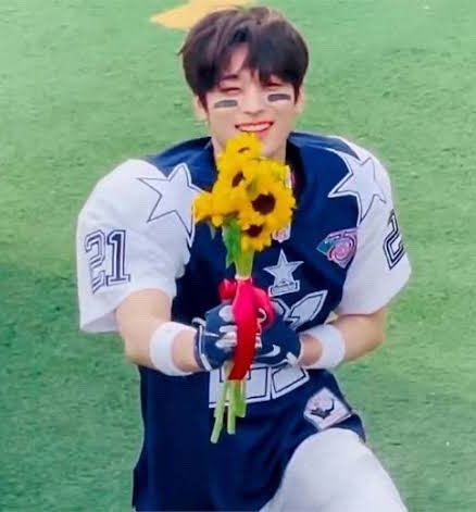 igematna0115's tweet photo. 더 커진 꽃다발과 더 성장한 주연이와 그럼에도 변하지 않는 미소가 다 좋아ㅠㅠㅠ 주연이가 좋아 ㅠㅠㅠㅠㅠ https://t.co/1ldzepp1kB