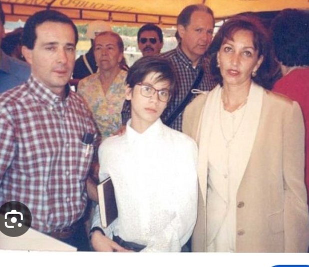 rabodeajip's tweet photo. El director del Caro y Cuervo, el niño lagarto, busca corregir a los autores colombianos. Parece ser hijo Biblia Myriam Hoyos.
Adjunto fotos suyas con grandes autores. https://t.co/wTdZ8L1KTJ
