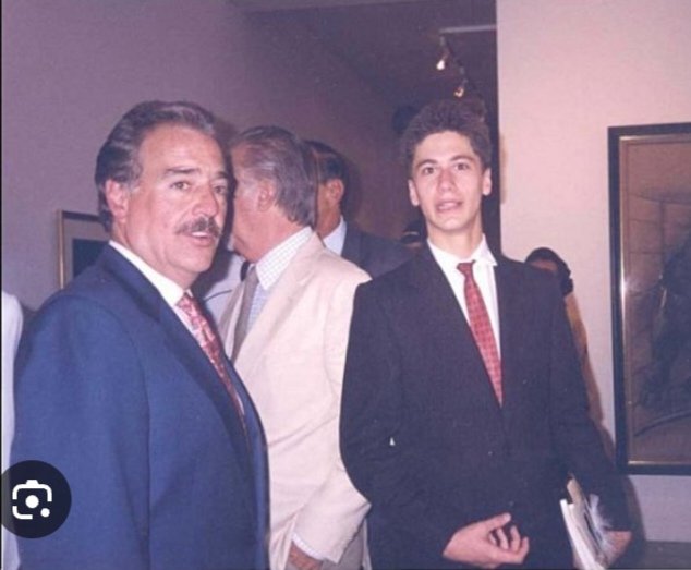 rabodeajip's tweet photo. El director del Caro y Cuervo, el niño lagarto, busca corregir a los autores colombianos. Parece ser hijo Biblia Myriam Hoyos.
Adjunto fotos suyas con grandes autores. https://t.co/wTdZ8L1KTJ