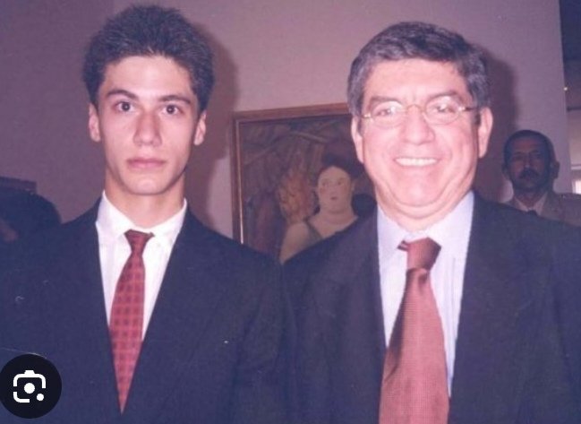 rabodeajip's tweet photo. El director del Caro y Cuervo, el niño lagarto, busca corregir a los autores colombianos. Parece ser hijo Biblia Myriam Hoyos.
Adjunto fotos suyas con grandes autores. https://t.co/wTdZ8L1KTJ