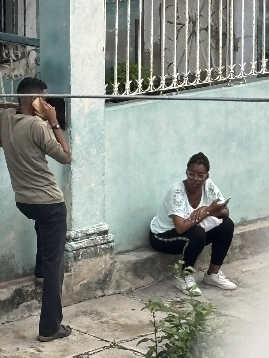 CamilaAcostaCu's tweet photo. 🚨Estos dos oficiales de la Seg. del Estado #Cuba me comunicaron que mi esposo y yo tenemos impedido salir de la casa. No presentaron identificación ni orden judicial.  
El operativo responde al enjuiciamiento de @_annabensi y su madre mañana. 
Así actúa la mafia cubana. https://t.co/K3cPdk41dl