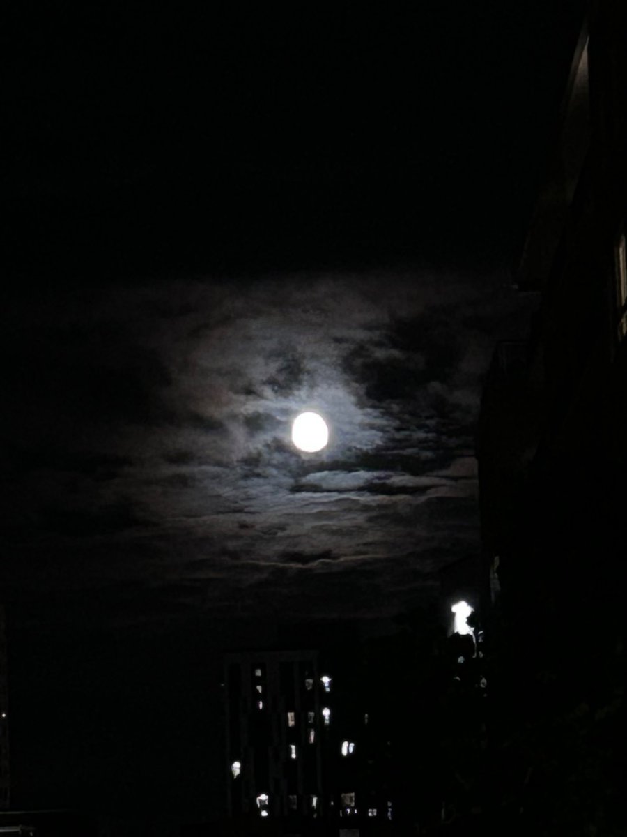 kimmisosoup's tweet photo. spent september staring at the moon https://t.co/nWE3tO4lXi