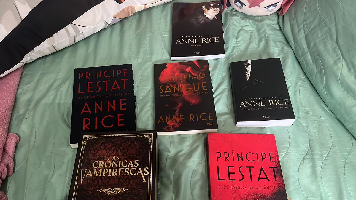 AorySrgk's tweet photo. Oi alguém compra meus entrevista com o vampiro / crônicas vampirescas / histórias que o Lestat é protagonista. To vendendo hein hein https://t.co/NcTlcXt1QR