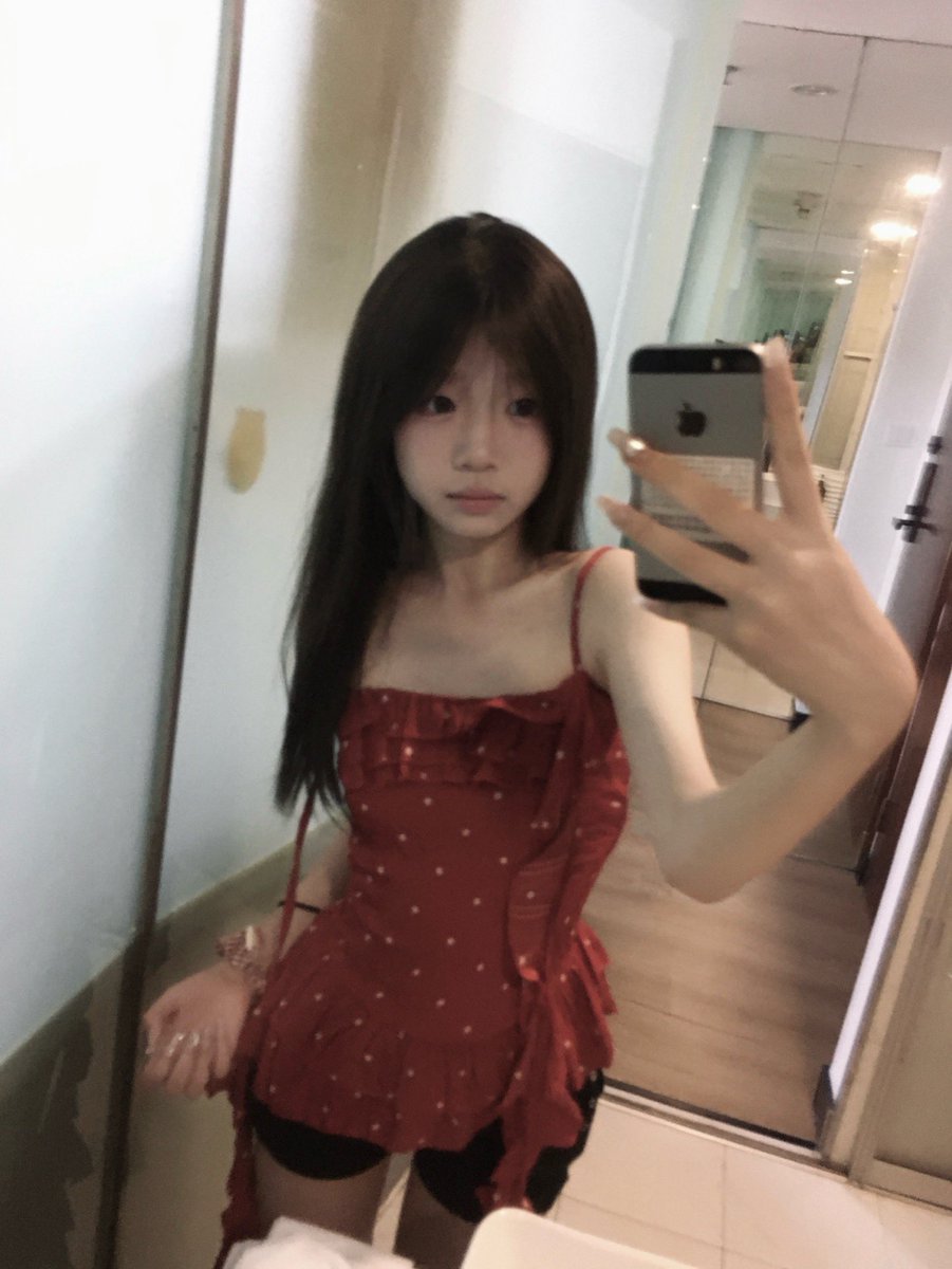 allison55ij9's tweet photo. 如果把我借给你一天你会对我做什么老实说！！

有人要锐评一下我新拍的福照嘛？

不要🚪…赶紧看完马上删…

点赞优先～ https://t.co/EryZFzCi6C