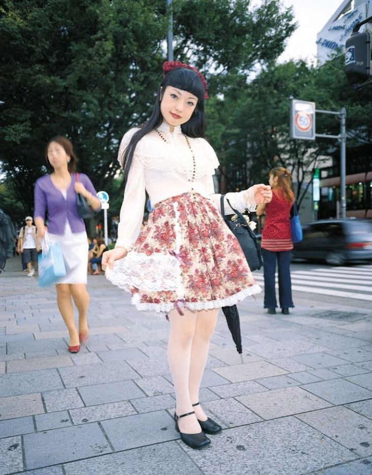 rosuuso's tweet photo. @srhjpn @sleepiedoves Some similar oldschool / oldschool inspired coords from pinterest to help illustrate the vibe better. This person is a hypocrite I just dont like seeing fellow lolitas getting dogged on for their clothing in mainstream twitter discourse lol https://t.co/bMyOni0SI1