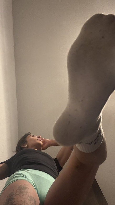 reed_milla's tweet photo. Colle ta vielle truffe contre les pieds chaud et transpirant de maman 💦😌

#Domina #Soumis https://t.co/lXwgboTyXy