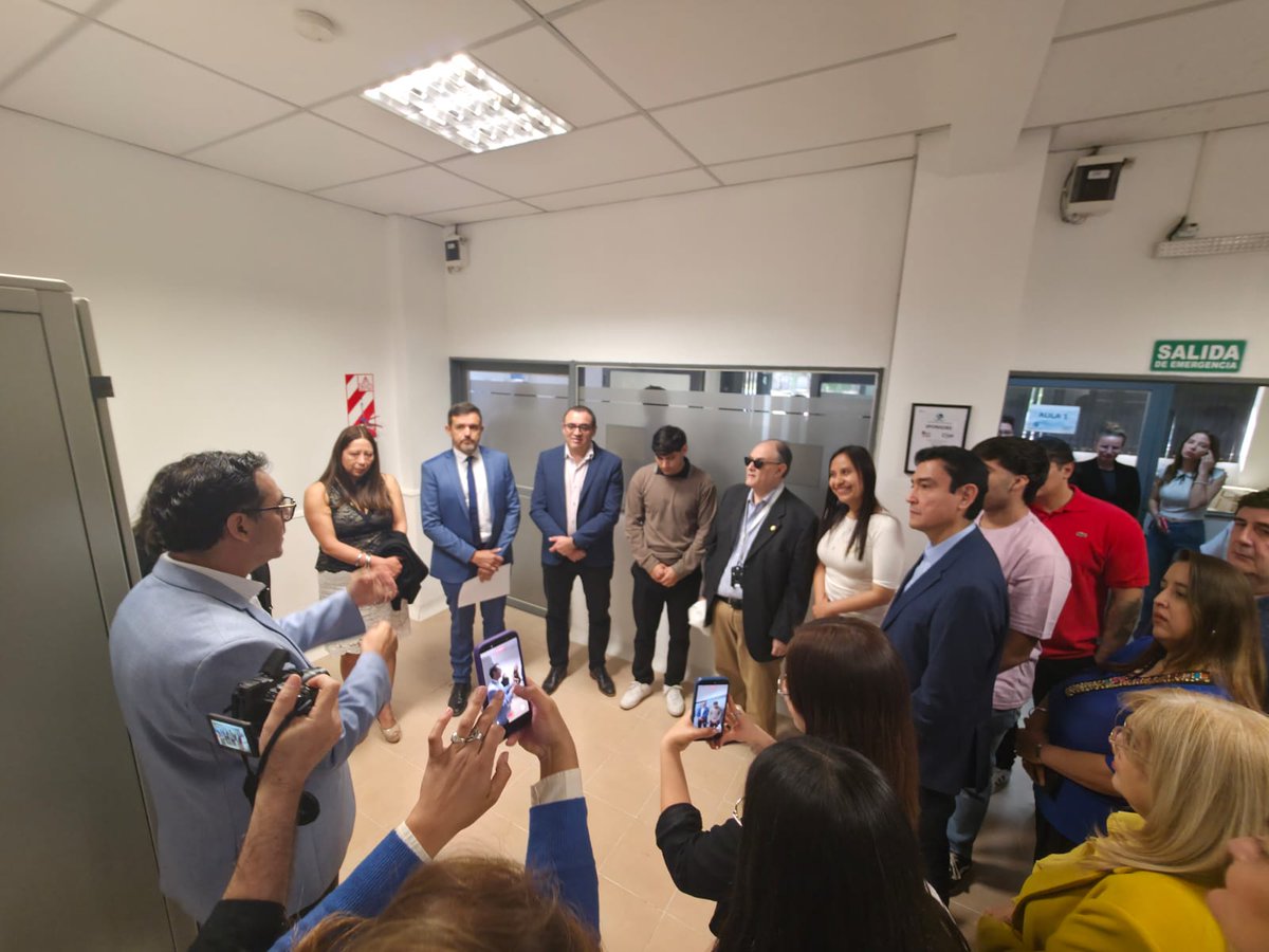 hugo_vera_'s tweet photo. 🌐Nuestro ecosistema #científico #tecnológico sigue creciendo.
Acompañamos a la Dra @nataliaalbarezg en la inauguración del Laboratorio de IA del CENIIT @unlaroficial. Una gran iniciativa que articula investigación, talento y tecnología de punta para brindar soluciones concretas. https://t.co/PG91DtRZGK