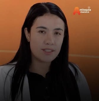 mateoamayaq's tweet photo. Se llama, Verónica Estrada, representante del Pacto Histórico. 
Parece que se debe a que Briceño iba a notificar que dos representantes (del Pacto) se encontraban en el recinto y no votaron, lo cual es causal de pérdida de investidura.
La señora desesperada violenta a Briceño, porque se le puede ir hondo.