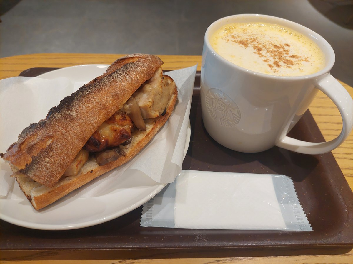 fu_chan0304's tweet photo. #パンプキンスープチーノ
#3種のきのこandローストチキンバゲット https://t.co/CJUY4LYo8y