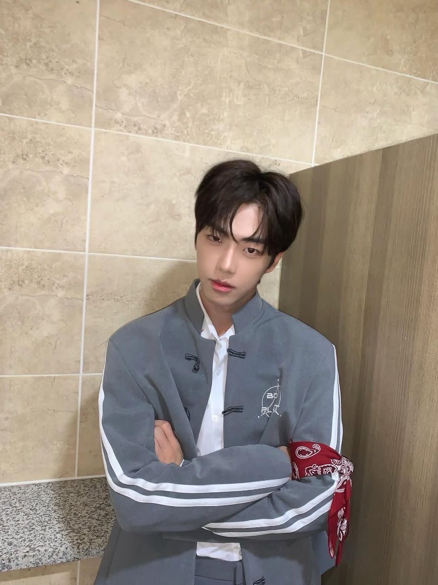 chauuju's tweet photo. why is chauyuet lowkey kind of giving off por suppakarn vibes in this photo 😽😽 https://t.co/5k4vVfFVBS