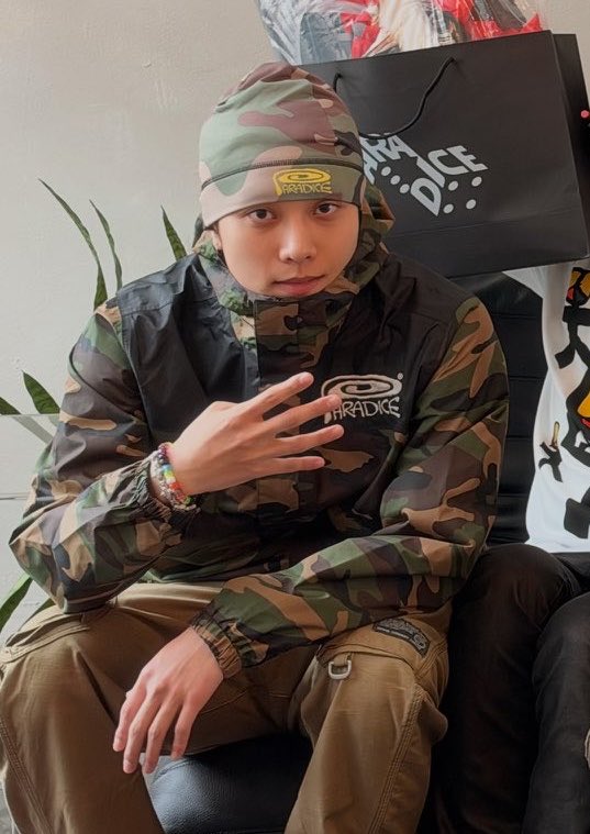 4shocrew's tweet photo. 👤 kalau ga jadi idol, kira kira sekarang jadi apa?
🌰 mungkin aku masih rapping… tapi kayaknya aku join jadi tentara deh

ok… 🫡🫡🫡 https://t.co/DbOy0t1AgY