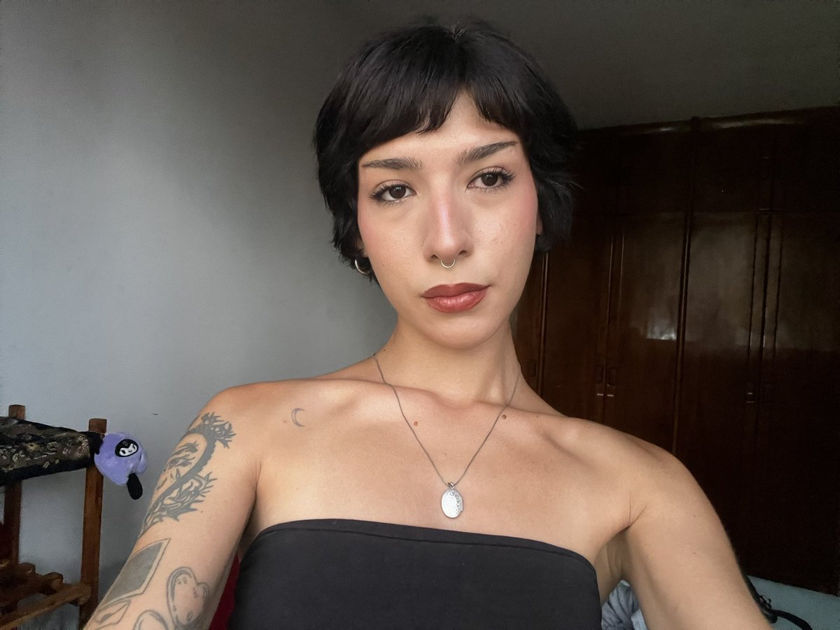 pinkponyjuno's tweet photo. vampiras. gostosas. bronzeadas .com.br https://t.co/THJujggolH