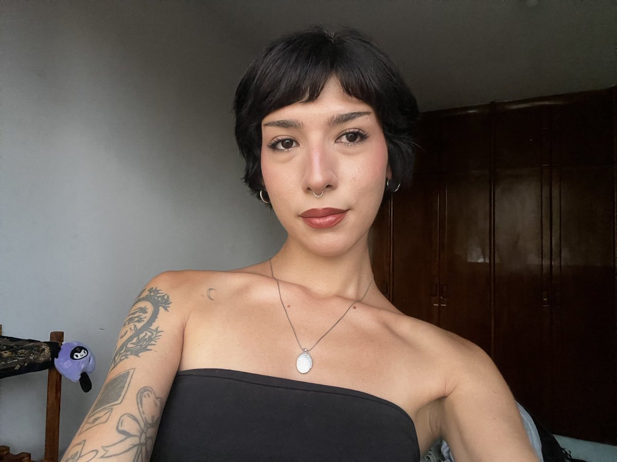 pinkponyjuno's tweet photo. vampiras. gostosas. bronzeadas .com.br https://t.co/THJujggolH