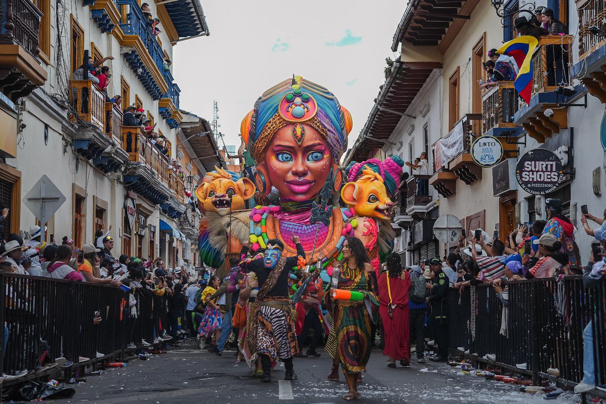 LuisAlfonsoEsc's tweet photo. Hace 17 años, la UNESCO reconoció al Carnaval de Negros y Blancos como Patrimonio Cultural Inmaterial de la Humanidad. 🎭

Un reconocimiento que invita a proteger el juego, a preservar la tradición artesanal y fortalecer los procesos formativos que tienen lugar en los semilleros y escuelas. 

El Carnaval de Negros y Blancos es una de las expresiones culturales más importantes que #Nariño le entrega al mundo para su cuidado colectivo. 💜

#CarnavalDeNegrosYBlancos 
#NariñoSeSiente