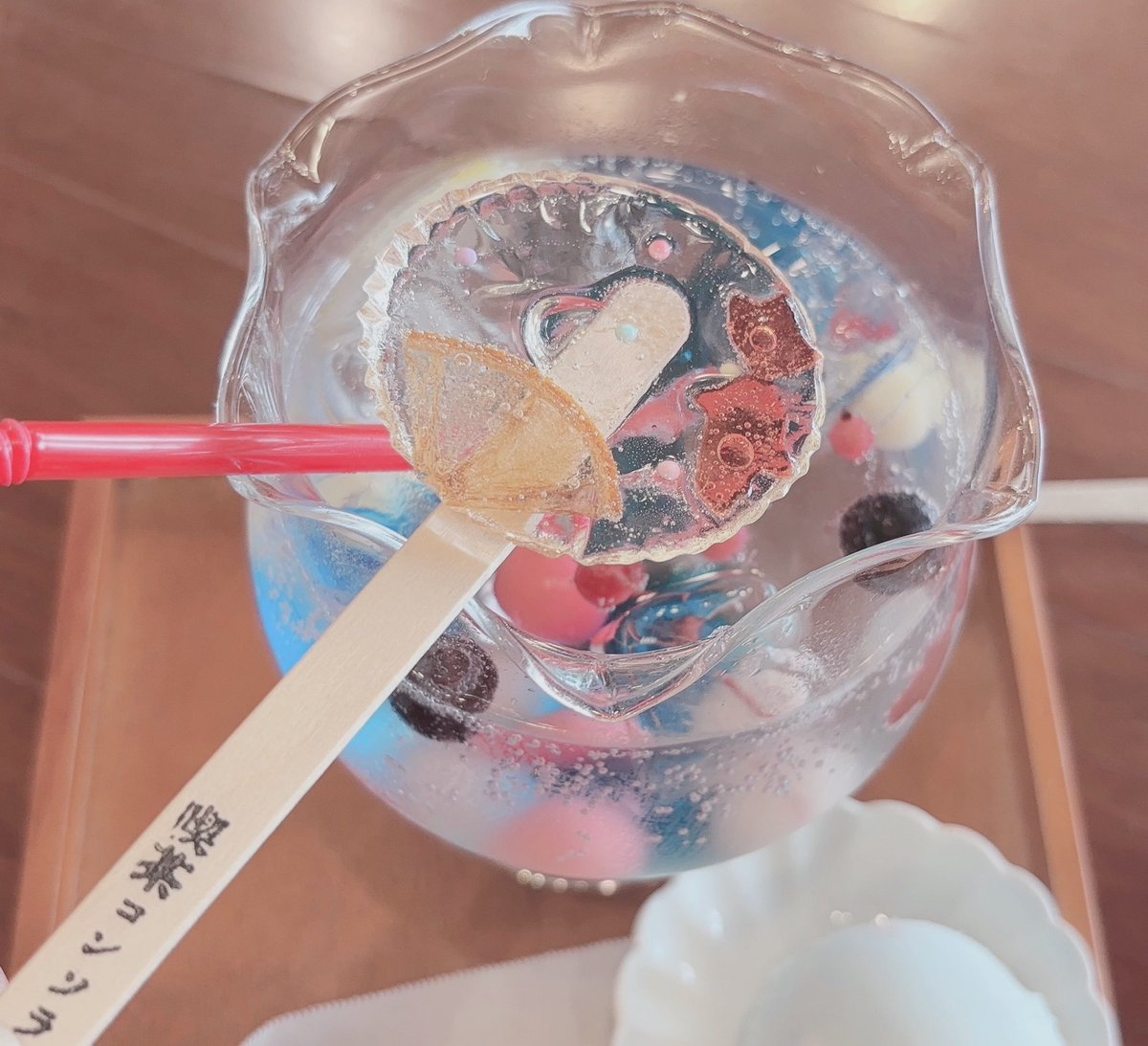 kikuri00472's tweet photo. 夏も終わってすっかり秋になってしまったけどまだ暑い頃にずっと気になってたソーダを飲みに行ってました🫧
飴細工のポイで金魚掬いしてみた𓆝
三ろちゃん達、初めてお出かけに連れて行ったけど可愛すぎる👏🏻⟡.· https://t.co/CRjX0ATlOR