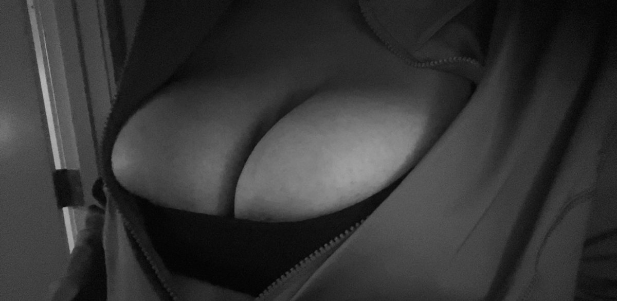 r4r1111's tweet photo. oneee more before yoga ;) #nsfwtwt #boobs #nsfw #horny https://t.co/IeLpG04eO8