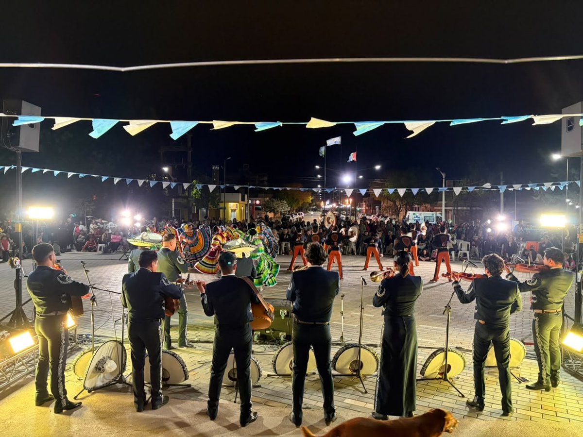 165Mimis's tweet photo. La cultura que promueve Antorcha ilumina Argentina 🇦🇷🔥🇲🇽
Nuestros @GruposMov están sacando el arte de los grandes escenarios y acercándolo a comunidades alejadas, con sectores a veces abandonados por los gobiernos; hacen del arte una herramienta de lucha
#AntorchaEsCultura https://t.co/O1wCiB1WeZ