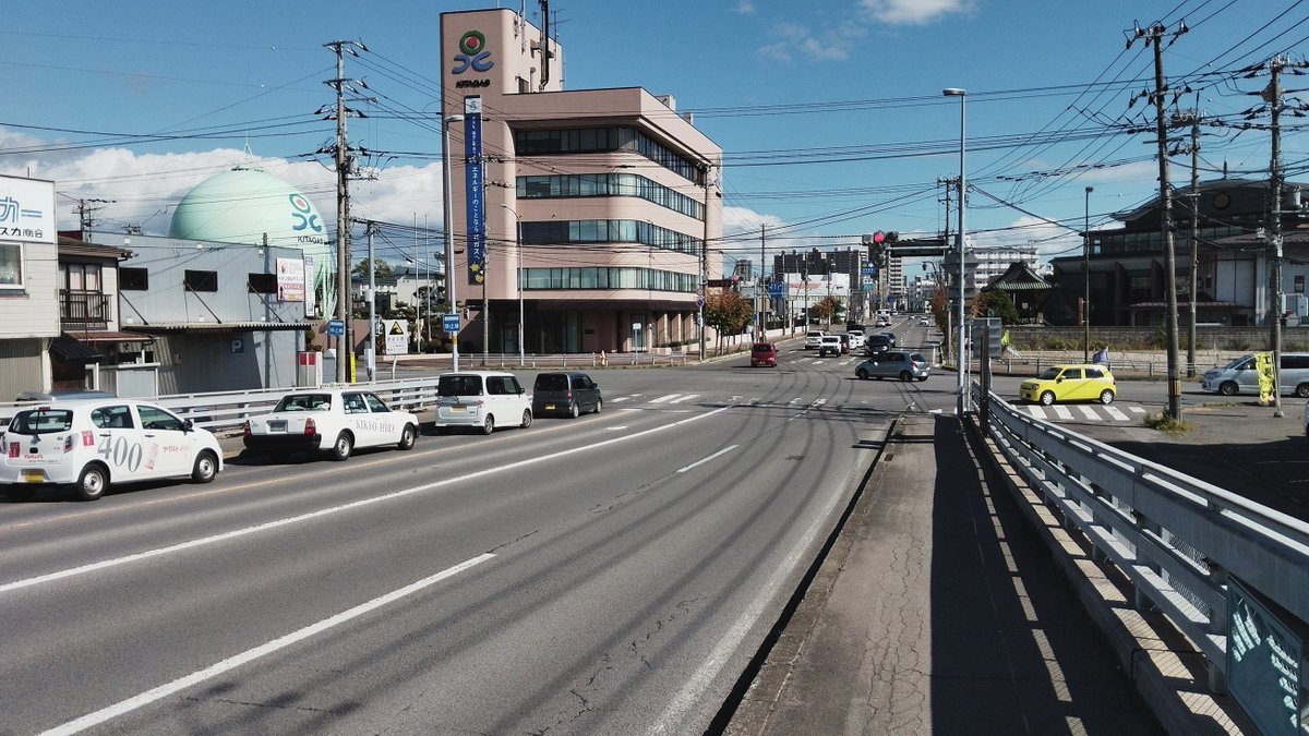 amaiyume4's tweet photo. 函館市電 ガス会社前の電停があったあたり。1978年（撮影月不詳、1・3枚目）と2026年9月（2・4枚目）。

1枚目の右側の奥に写っている「チャンピオンクック」は、惣菜を売る店だったのかも。その一角は後に、たくぎん（北海道拓殖銀行）の店舗となり、さらには北洋銀行に。現在は更地になりました。 https://t.co/svnLGI2ft7