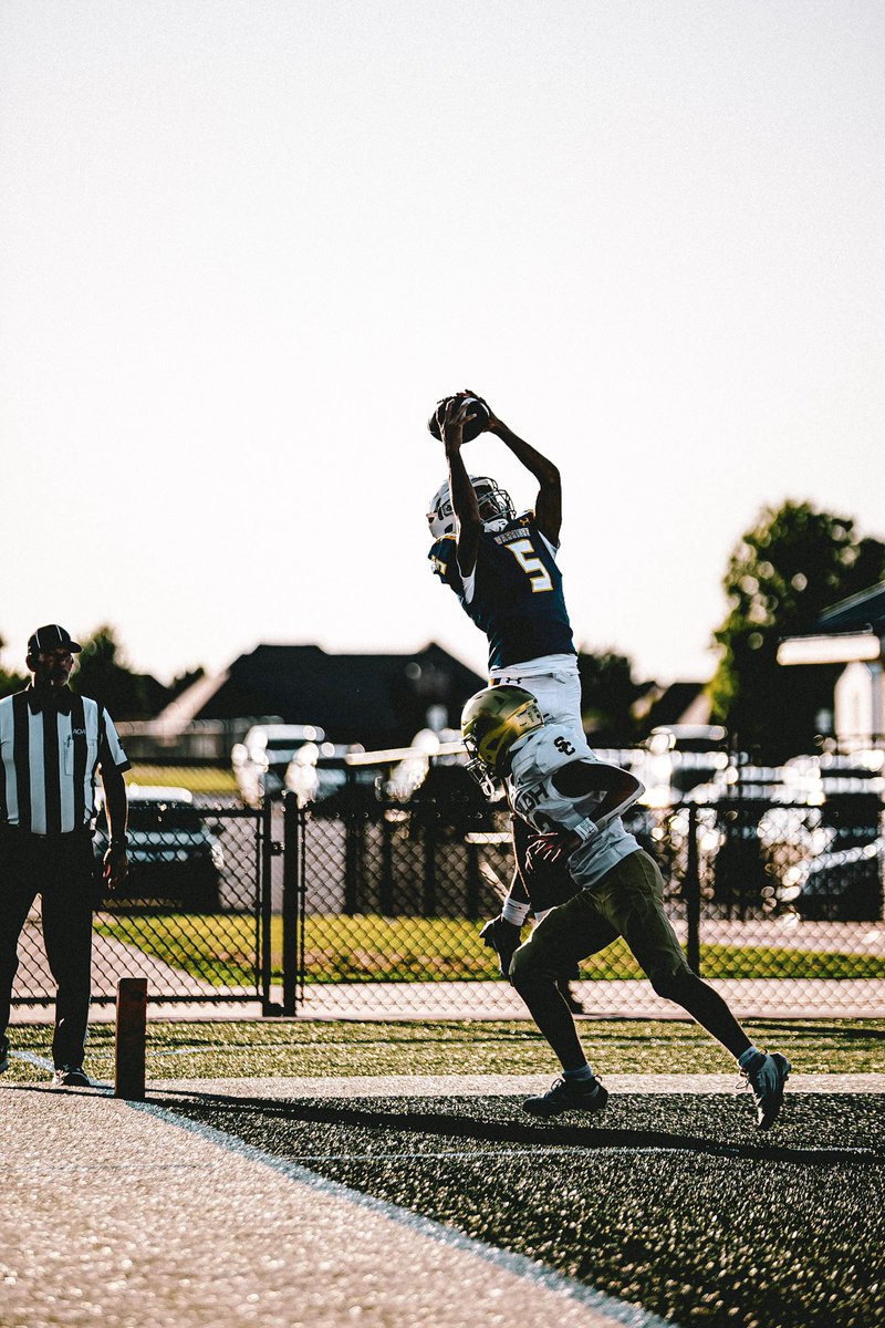 sethhinsey's tweet photo. UNREAL catch by Seth Hinsey! 💥 Mossed the defender in Central Junior High’s victory over Shiloh Christian (AR) on Monday.

Get this man on @SportsCenter! 📺👇
#SCTop10 @espn https://t.co/WXWiSgqVgd