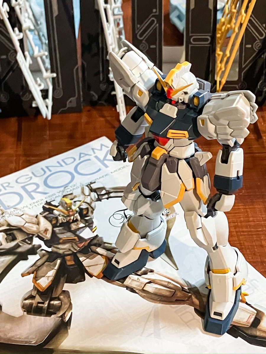 NarisawaY's tweet photo. 誕プレで弟にもらったMGサンドロックew
腰のジョイント延長、首パーツ削り込みでS字立ち、顎引きが出来るように加工
#ガンダムサンドロックew https://t.co/Pxr3o0YRBO