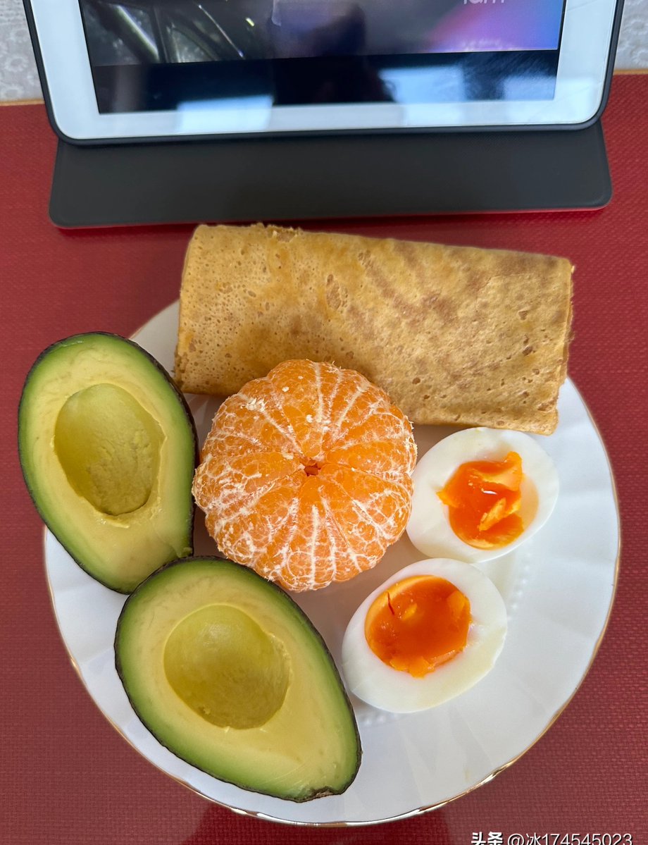 DustinDegnlkjp's tweet photo. Just had a cozy avocado toast with a runny egg and a side of berries—perfect simple weekday breakfast that’s both tasty and filling! https://t.co/e3ebsCUhRs