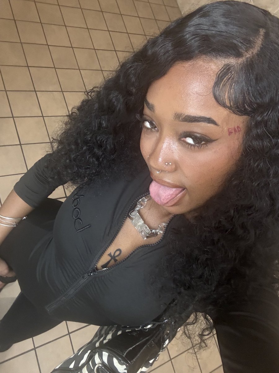 rieeXDD's tweet photo. im the baddest bitch alive if you’re reading this u not fw me https://t.co/7GAbsEDPoj