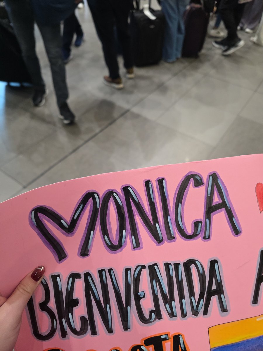 Minkimiau's tweet photo. Yo solo vine por mi amiga y el aeropuerto esta lleno de gente esperando a bts https://t.co/HARgq4mD9G