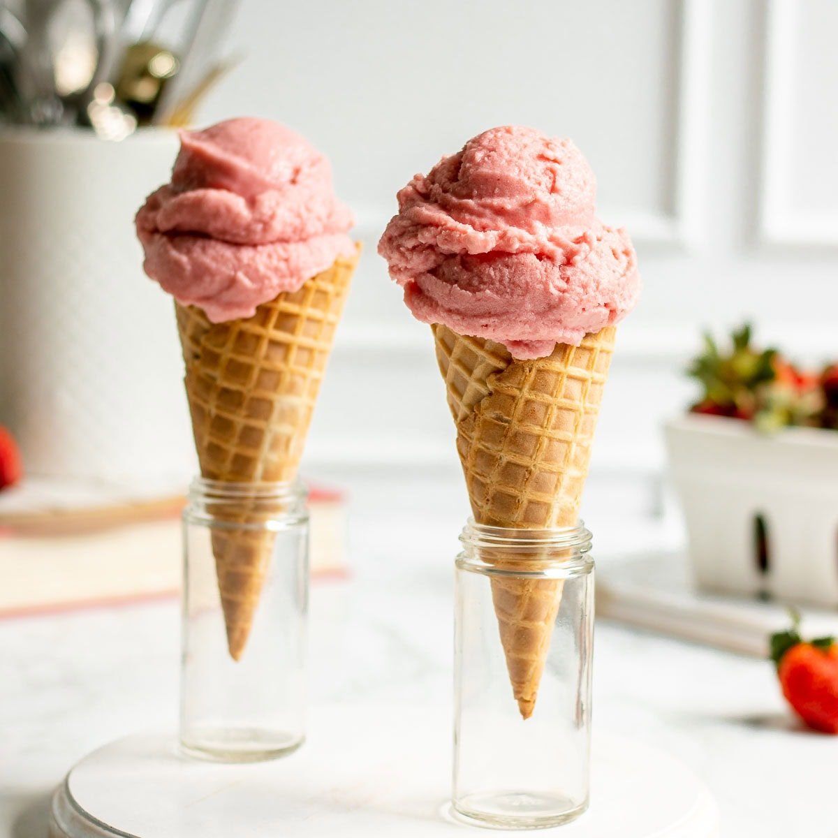 _bri_0123's tweet photo. La lengua, a parte de percibir sabores, logra identificar diferentes texturas: la dureza, temperatura, efervescencia y la pungencia
Un ejemplo podría ser el helado... Primero se percibe su textura algo dura y la temperatura que suelen tener
#lengua #dureza https://t.co/bFX7TfJCAS