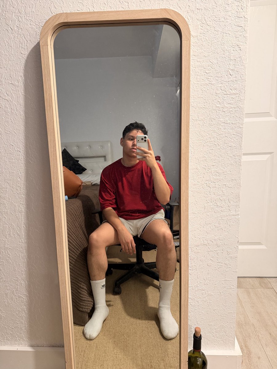 Fernandomrtz11's tweet photo. the empty bottle of wine and the mess in the back its just for the picture. 😀 https://t.co/xmgqOEeOaz
